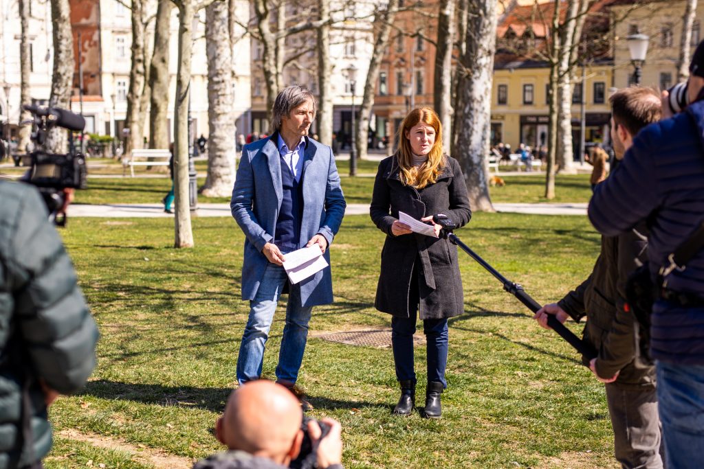 Urša Zgojznik in Uroš Macerl na tiskovni konferenci